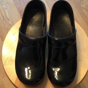Dansko clogs - black patent🖤